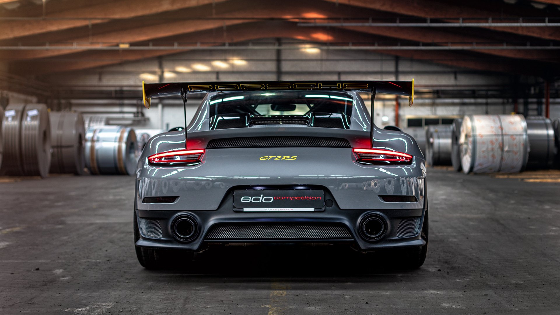 德甲中场密集包夹，压制对手核心球员，德甲的球场